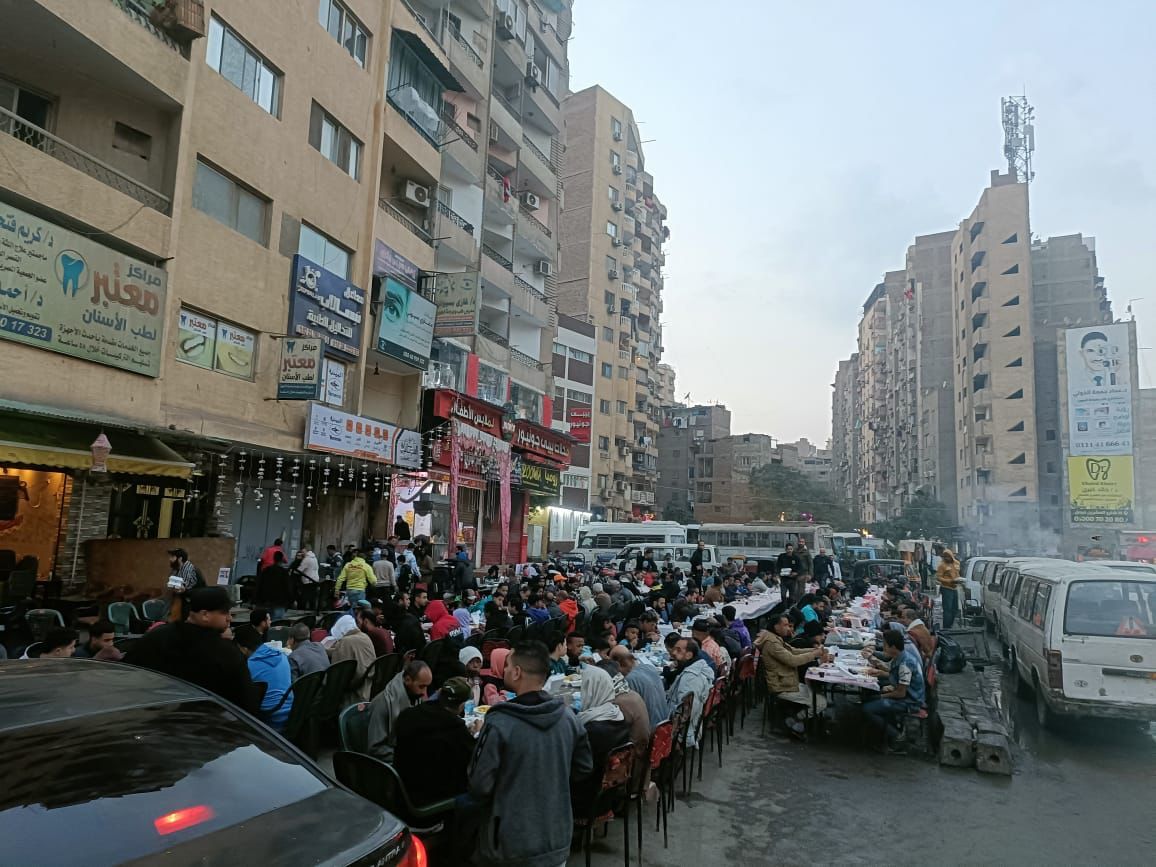 للعام التاسع.. مائدة إفطار شباب فيصل تجمع الأهالى والوافدين طول الشهر.. صور