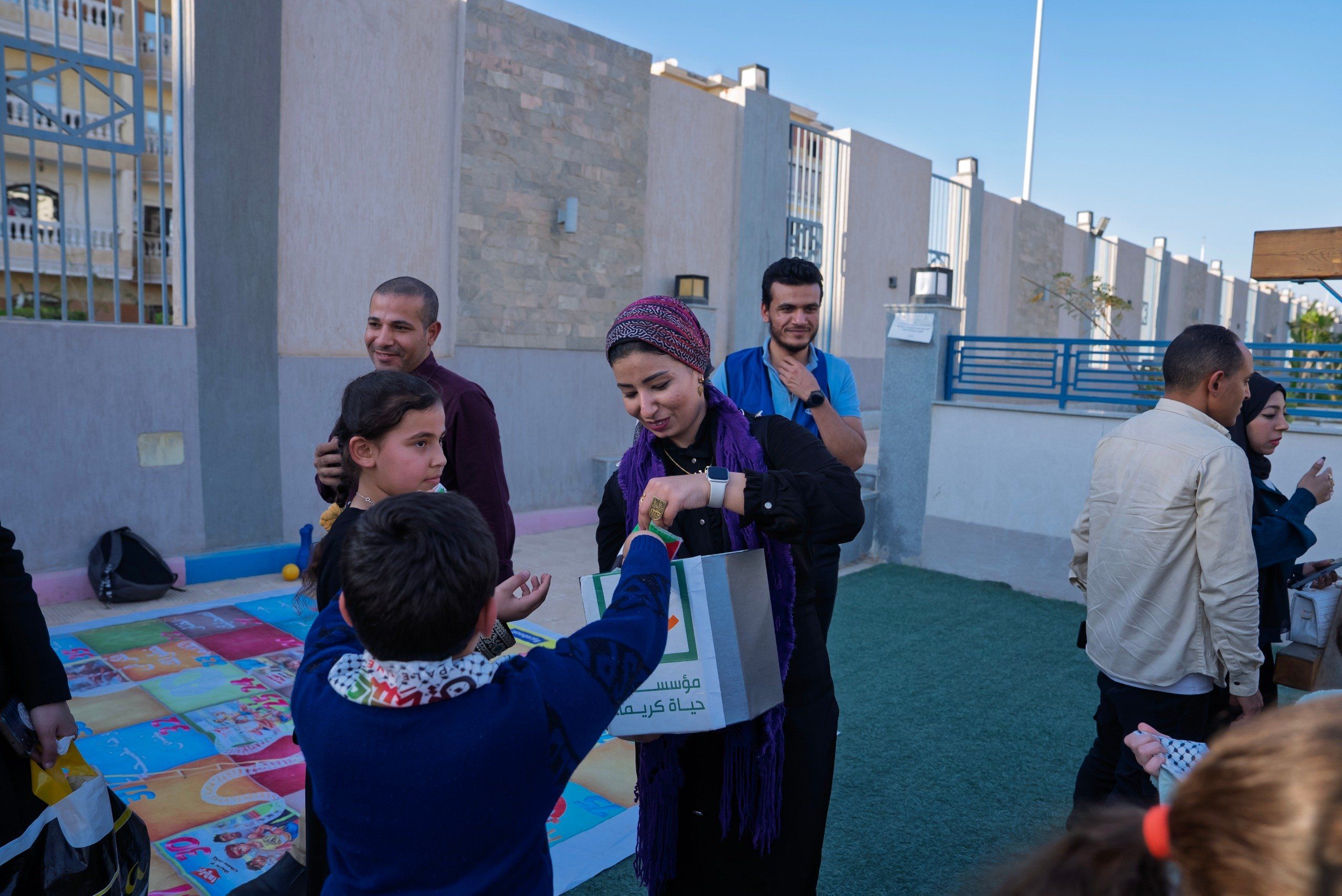 حياة كريمة تنظم قوافل السعادة لدعم الأسر الفلسطينية بالتعاون مع الجهات الشريكة.. فيديو
