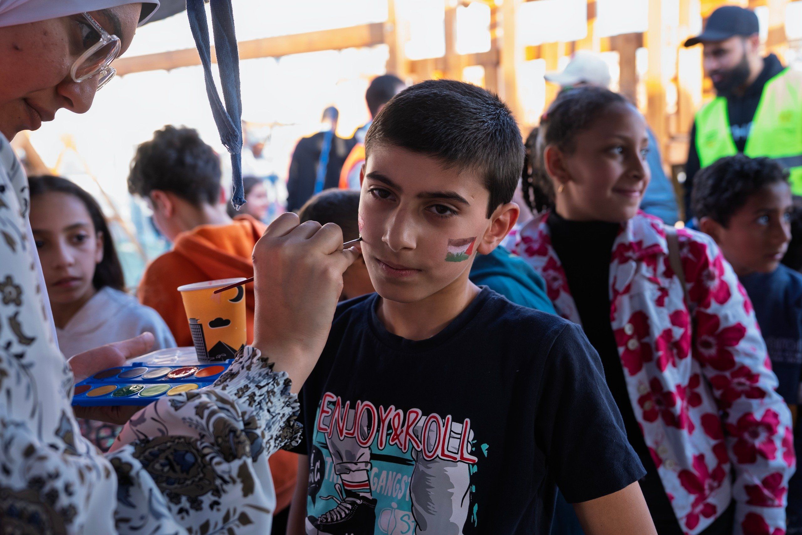 حياة كريمة تنظم قوافل السعادة لدعم الأسر الفلسطينية بالتعاون مع الجهات الشريكة.. فيديو