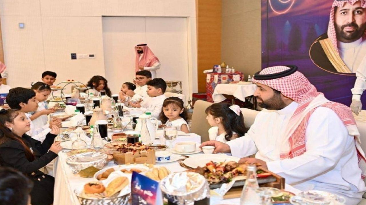 نائب أمير جازان يشارك الأيتام الإفطار الرمضاني.. فيديو