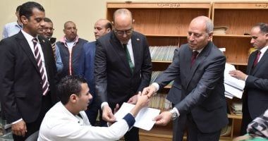 وزير العمل ومحافظ القاهرة يسلمان 31 عقد عمل لذوى همم