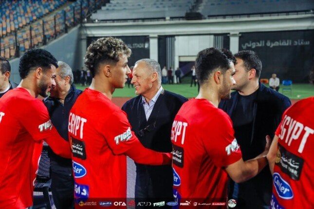 وزير الرياضة يشجع منتخب مصر قبل مواجهتي إثيوبيا وسيراليون في تصفيات المونديال – اكتشف التفاصيل بالصور!