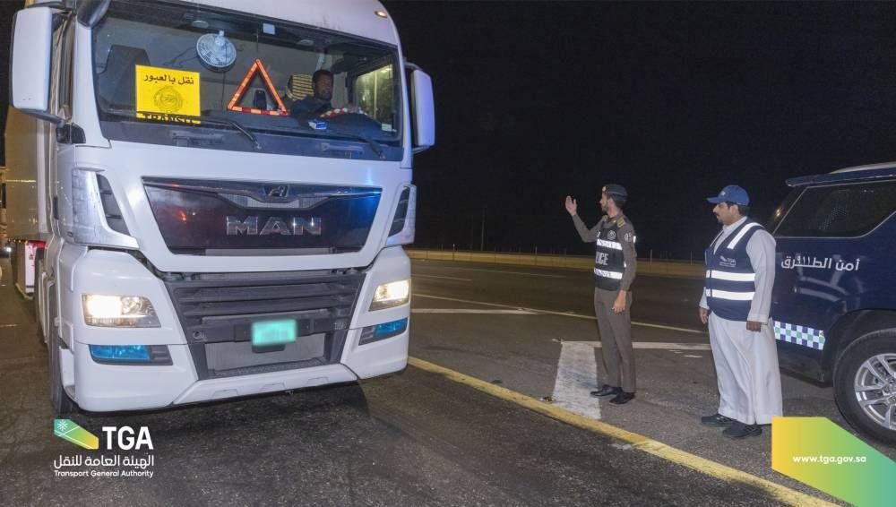 حجز 5 شاحنات أجنبية مخالفة تمارس نقل البضائع داخل مدن المملكة دون ترخيص