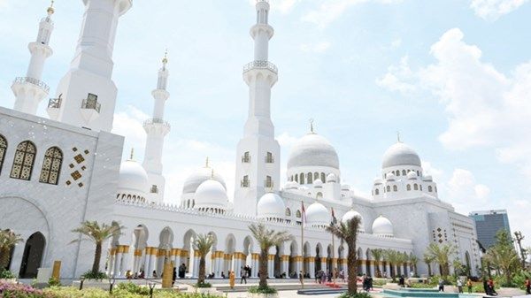 12 ألف وجبة يومياً للصائمين يقدمها جامع الشيخ زايد الكبير في سولو