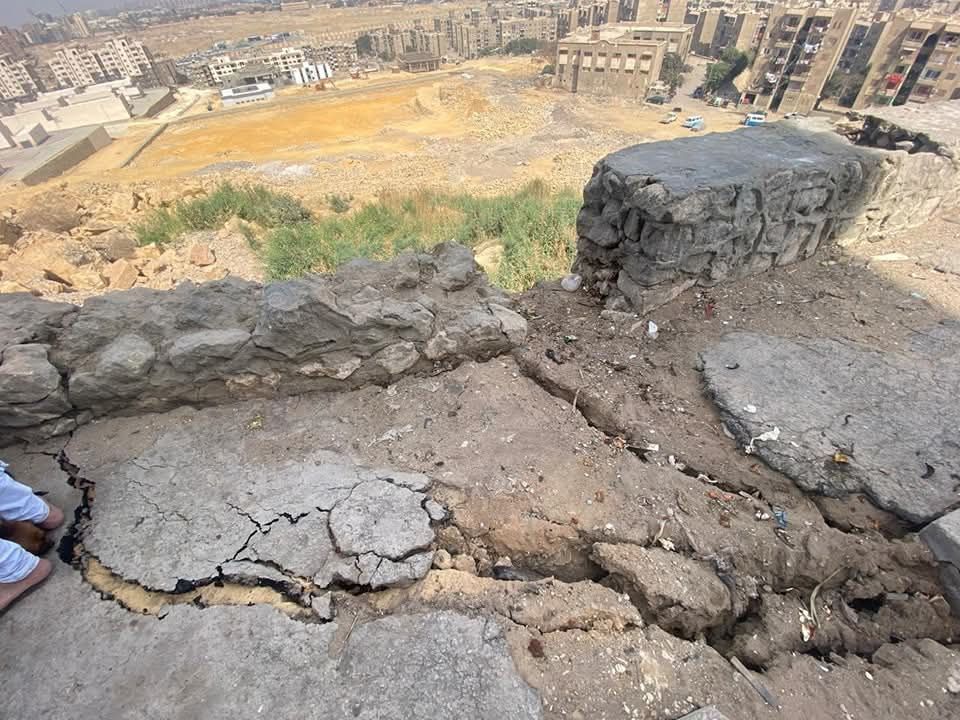 محافظة القاهرة تبدأ إخلاء بلوكات شمال الحرفيين للخطورة الداهمة.. صور