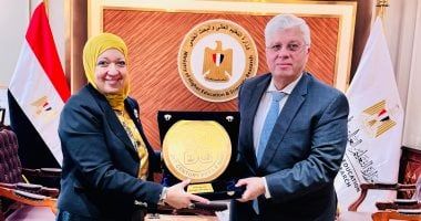 صندوق تطوير التعليم بالوزارة يكرم أيمن عاشور لدعمه مراكز مهارات القرن الواحد والعشرين