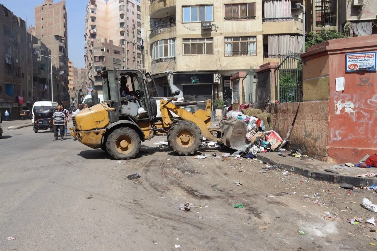 هيئة النظافة والتجميل بالجيزة تشن حملات نظافة موسعة فى حى بولاق الدكرور