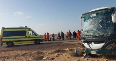 مصرع 3 وإصابة 11 من العاملين بالبترول إثر تصادم أتوبيس مع شاحنة بمطروح