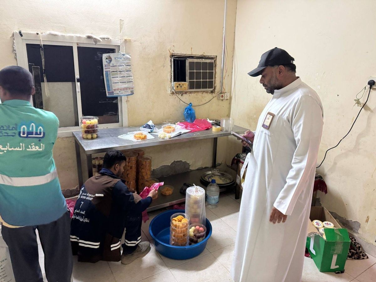 أمانة جدة تتلف أكثر من 1.4 طن مواد غذائية فاسدة وتغلق معملاً عشوائياً للحلويات