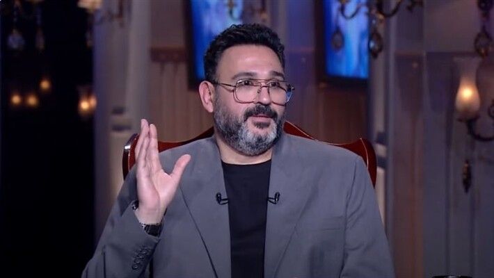 هل يعيش أكرم حسني قصة حب جديدة؟