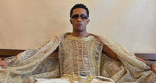 محمد رمضان يثير الجدل بإطلالة “ذهب عيار 24 قيراطاً”!