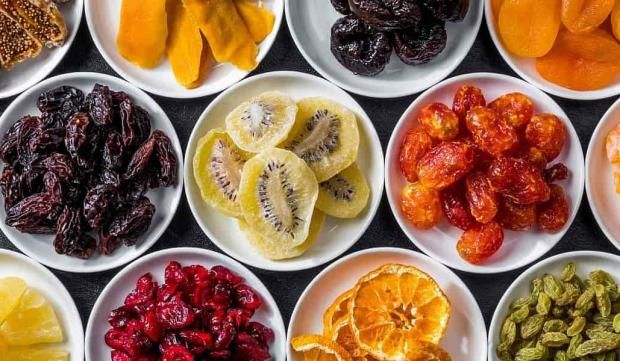 أيهما أفضل للصحة في رمضان.. الفواكه المجففة أم الحلويات؟