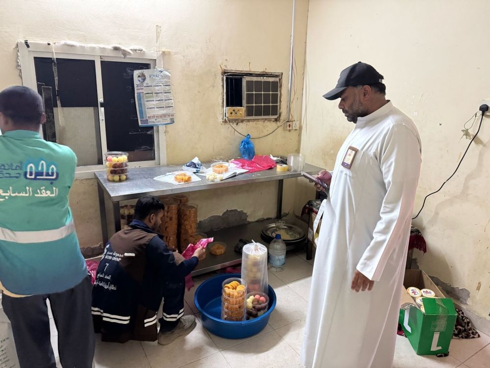 جدة.. إتلاف أكثر من 1.4 طن مواد غذائية فاسدة وغلق معمل عشوائي للحلويات