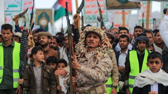 الخليج اليوم .. قادة الحوثيين خرجوا من صنعاء بحافلات مظللة.. مصادر تكشف