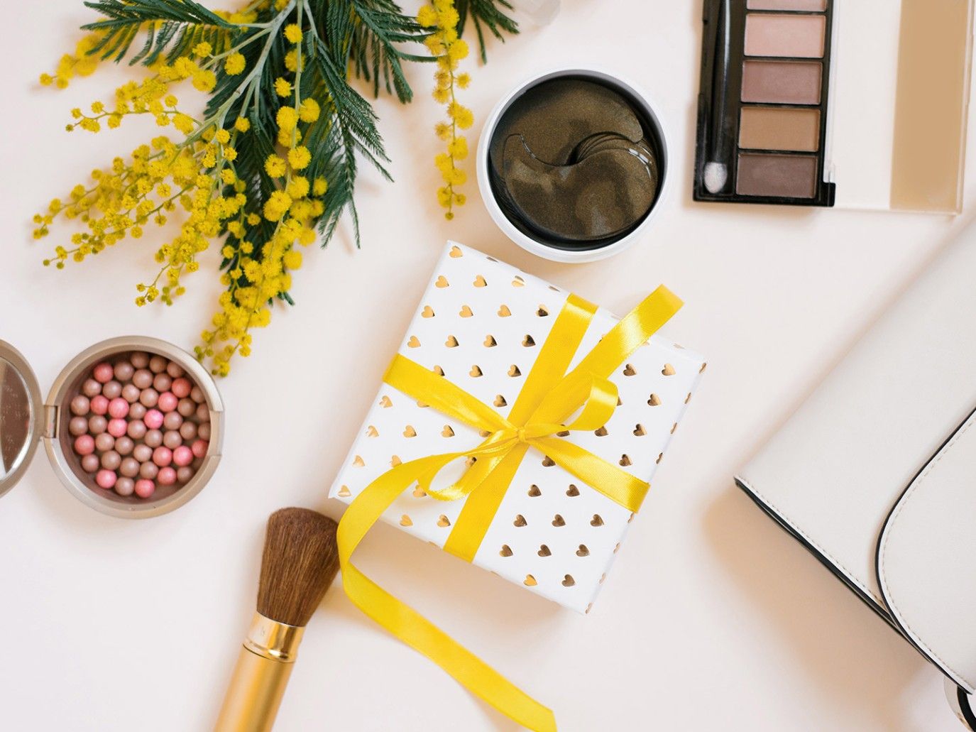 أفضل مستحضرات المكياج ليوم الأم 2025.. هدايا قيِّمة تُعزز من إطلالة والدتك