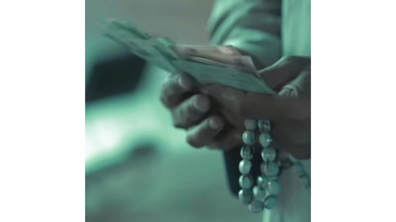 الامارات | شخص يعيش تجربة متسول ويجمع 367 درهماً في ساعة