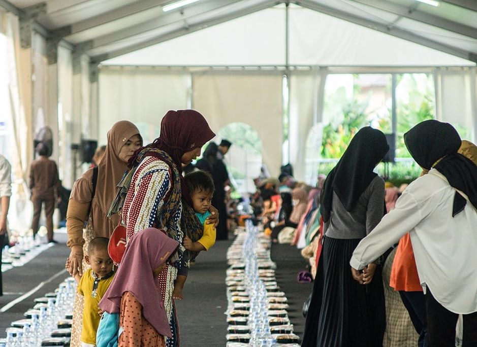 الامارات | جامع الشيخ زايد الكبير في سولو بإندونيسيا يقدم 12 ألف وجبة يومياً