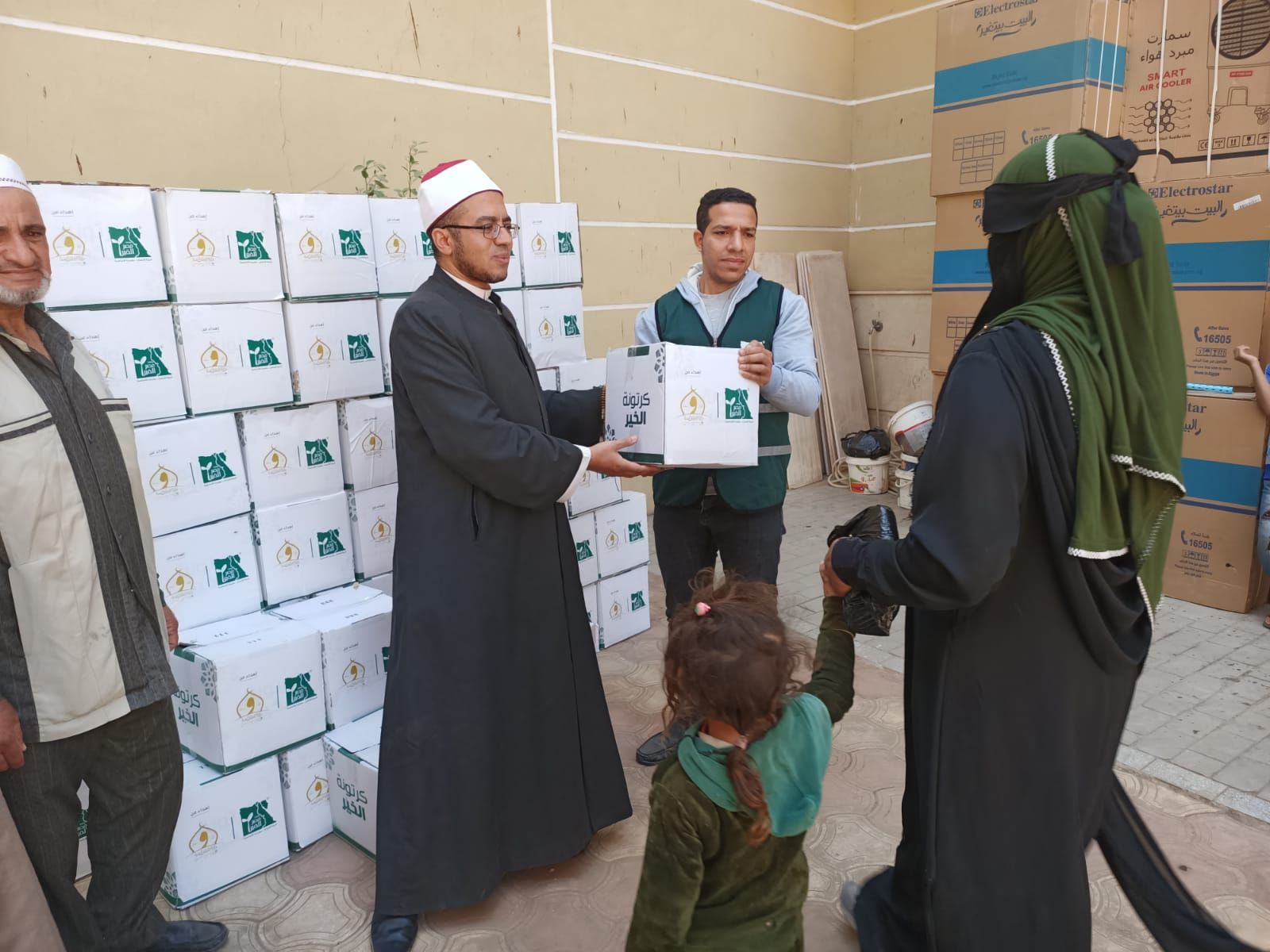 100 ألف كرتونة غذائية.. الأوقاف ومصر الخير ترسّخان قيم التكافل فى رمضان