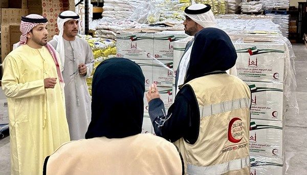 «الهلال الأحمر» تتسلم 2000 طرد غذائي من مركز سهيل بن عويضة الخييلي