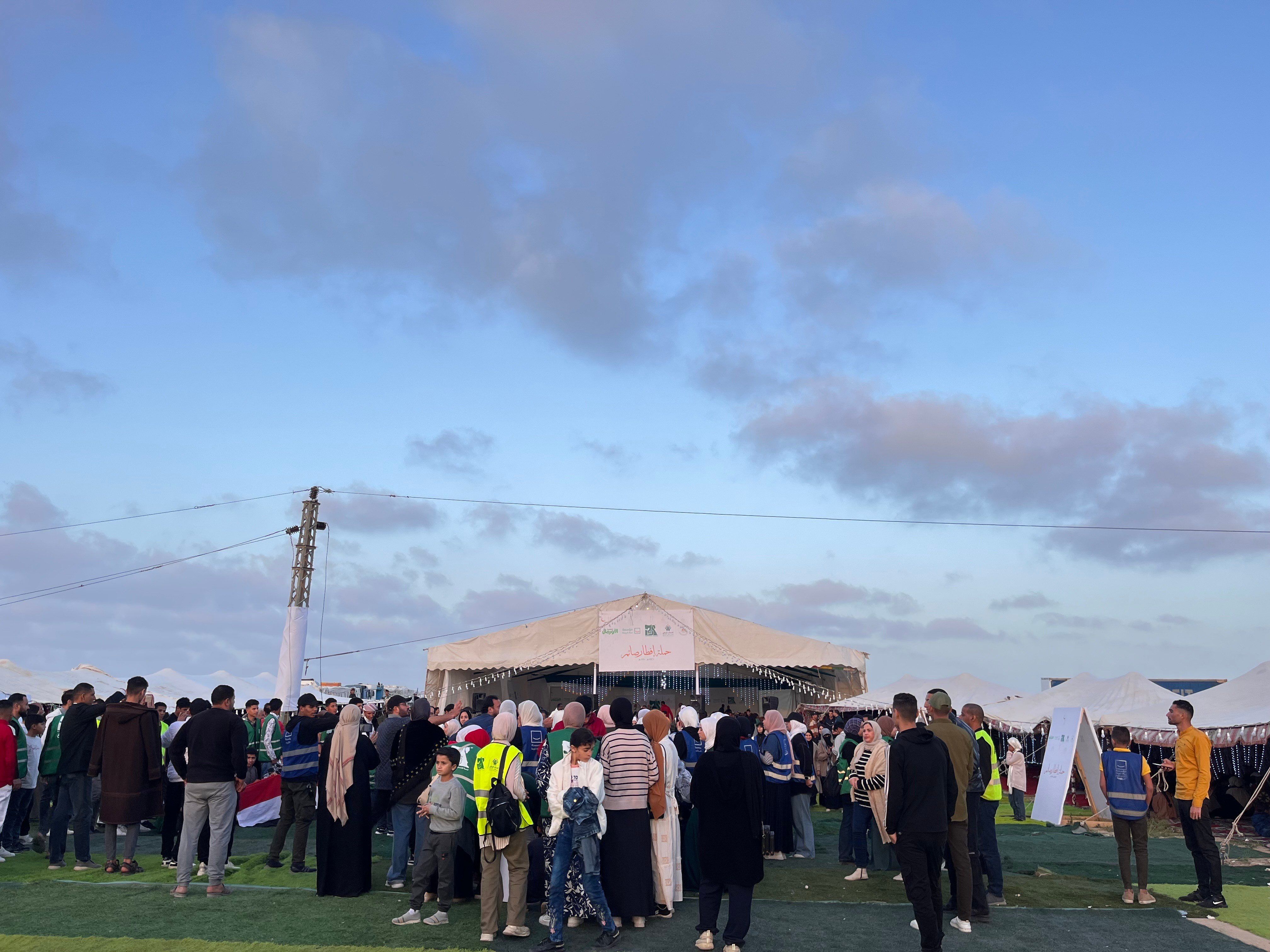 التحالف الوطنى يستعد لإفطار أسر فلسطينية وسائقى الشاحنات على معبر رفح.. فيديو