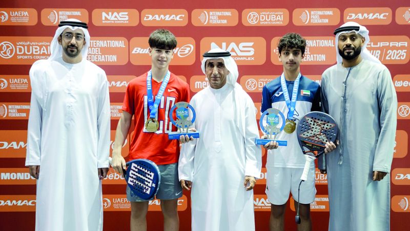 الامارات | سعيد بن مكتوم يتوِّج أبطال «بادل الاتحاد الدولي» في ند الشبا