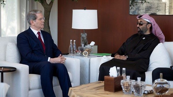 طحنون بن زايد يلتقي وزير الخزانة الأميركي