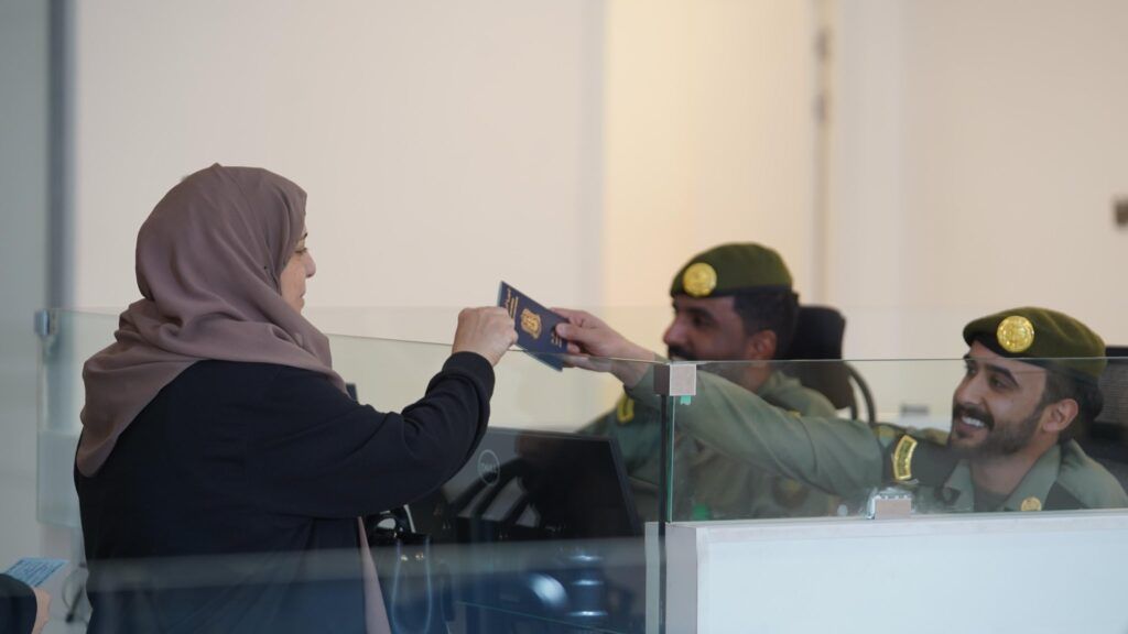 السعودية | جوازات منفذ الحديثة تستقبل ضيوف الرحمن القادمين للعمرة خلال شهر رمضان