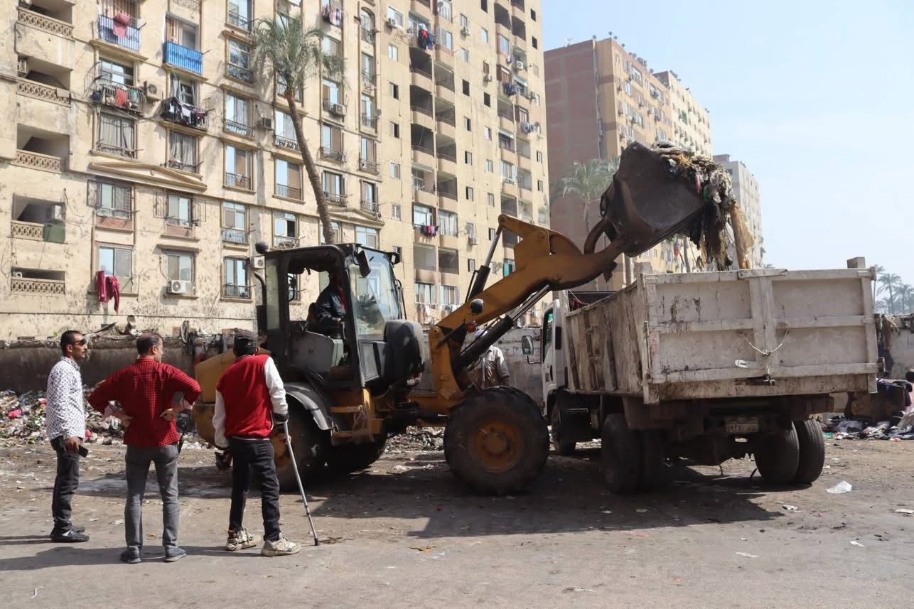 هيئة النظافة والتجميل بالجيزة تشن حملات نظافة موسعة فى حى بولاق الدكرور
