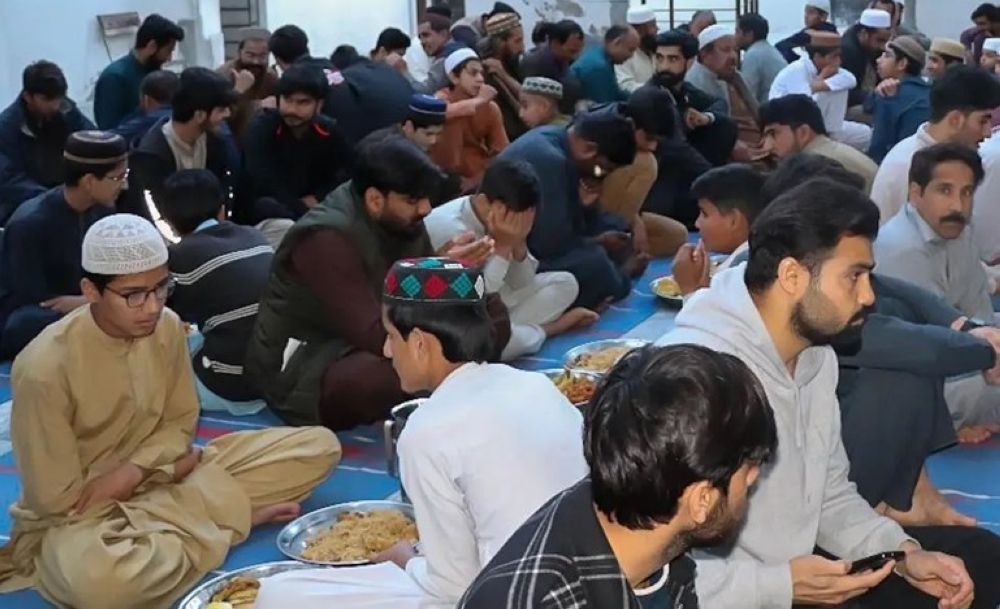 12 ألف مستفيد باكستاني من برنامج خادم الحرمين الشريفين للتفطير