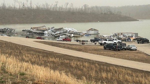 أميركا.. عواصف وأعاصير تخلف 40 قتيلاً