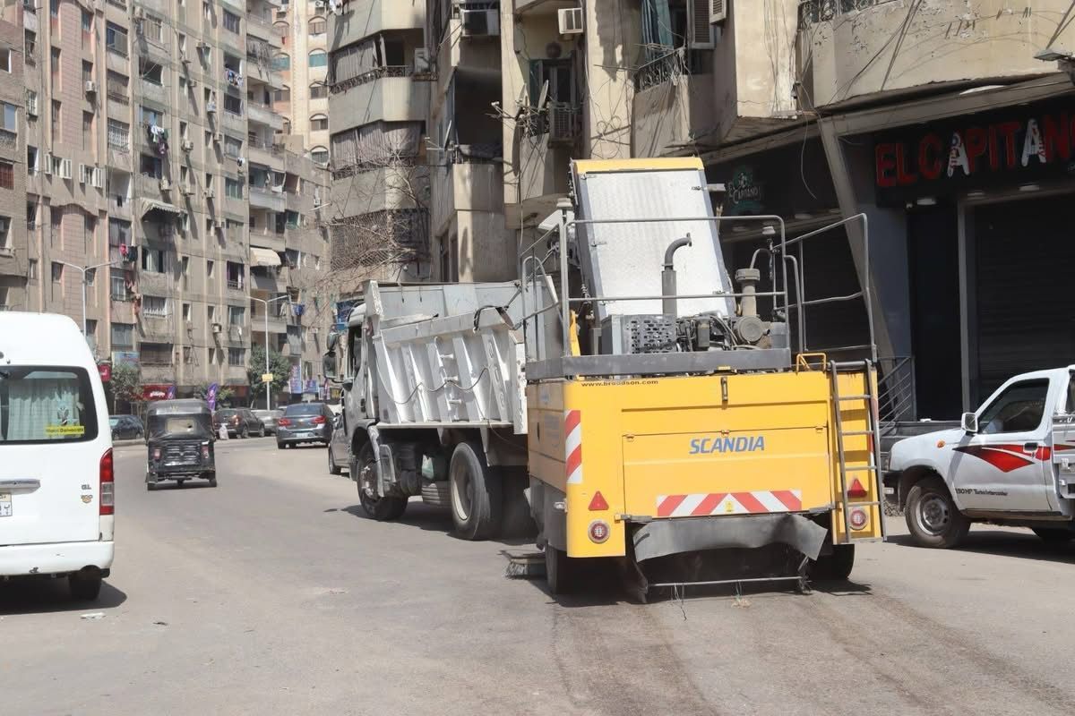 هيئة النظافة والتجميل بالجيزة تشن حملات نظافة موسعة فى حى بولاق الدكرور