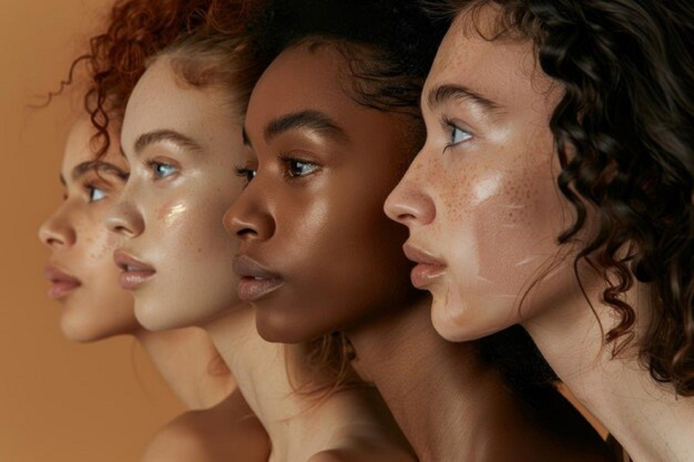 كيف تعرفين أن بشرتك زيتونية؟ دليلكِ الشامل لاكتشاف هذه البشرة