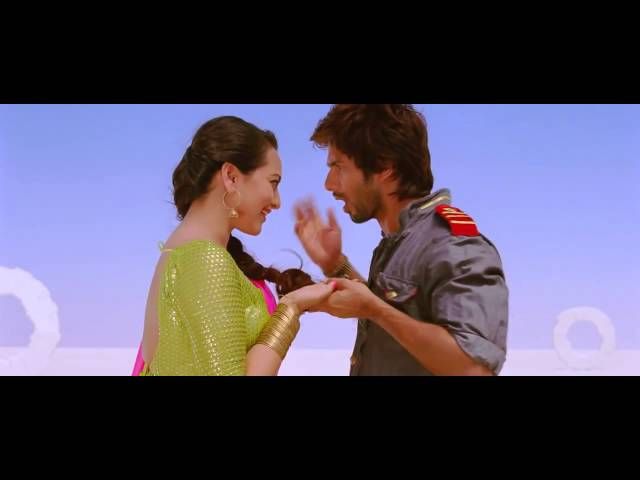 شاهد بالفيديو.. شاب سوداني يرد على استفزاز إحدى الفتيات ويغني أغنية “هندية” بطريقة رائعة