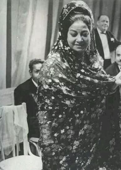 شاهد بالفيديو.. على الطريقة السودانية.. فنان مصري يغني أغنية كوكب الشرق “رجعوني عنيك” ويقول: (ماذا لو كانت أم كلثوم من السودان)