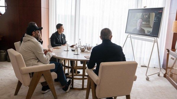 طحنون بن زايد يناقش مع إيلون ماسك أهمية الذكاء الاصطناعي في تطوير الأنظمة الحكومية