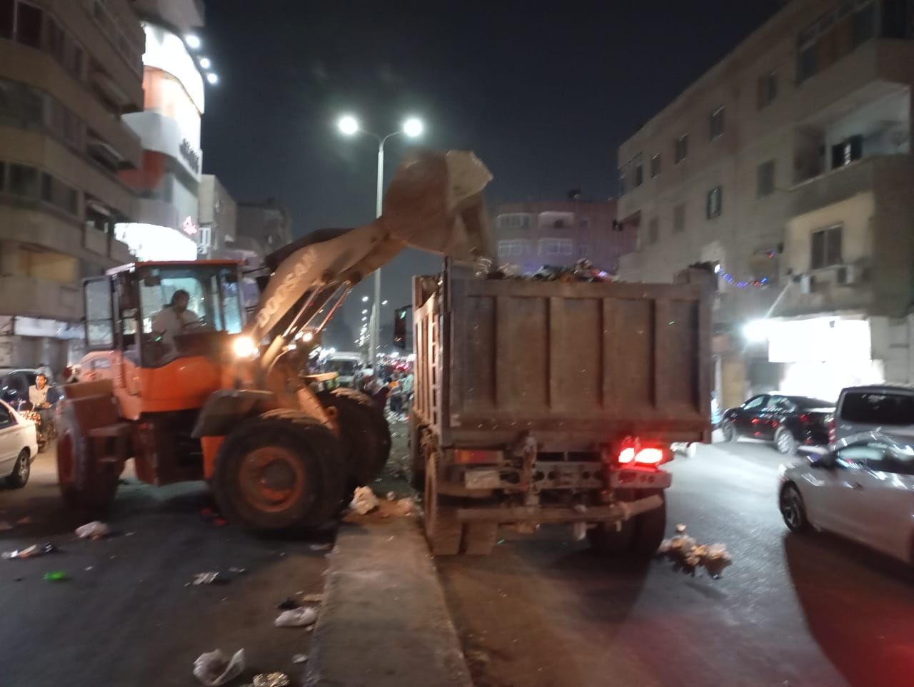 هيئة النظافة والتجميل بالجيزة تشن حملة نظافة مكبرة فى إمبابة.. صور