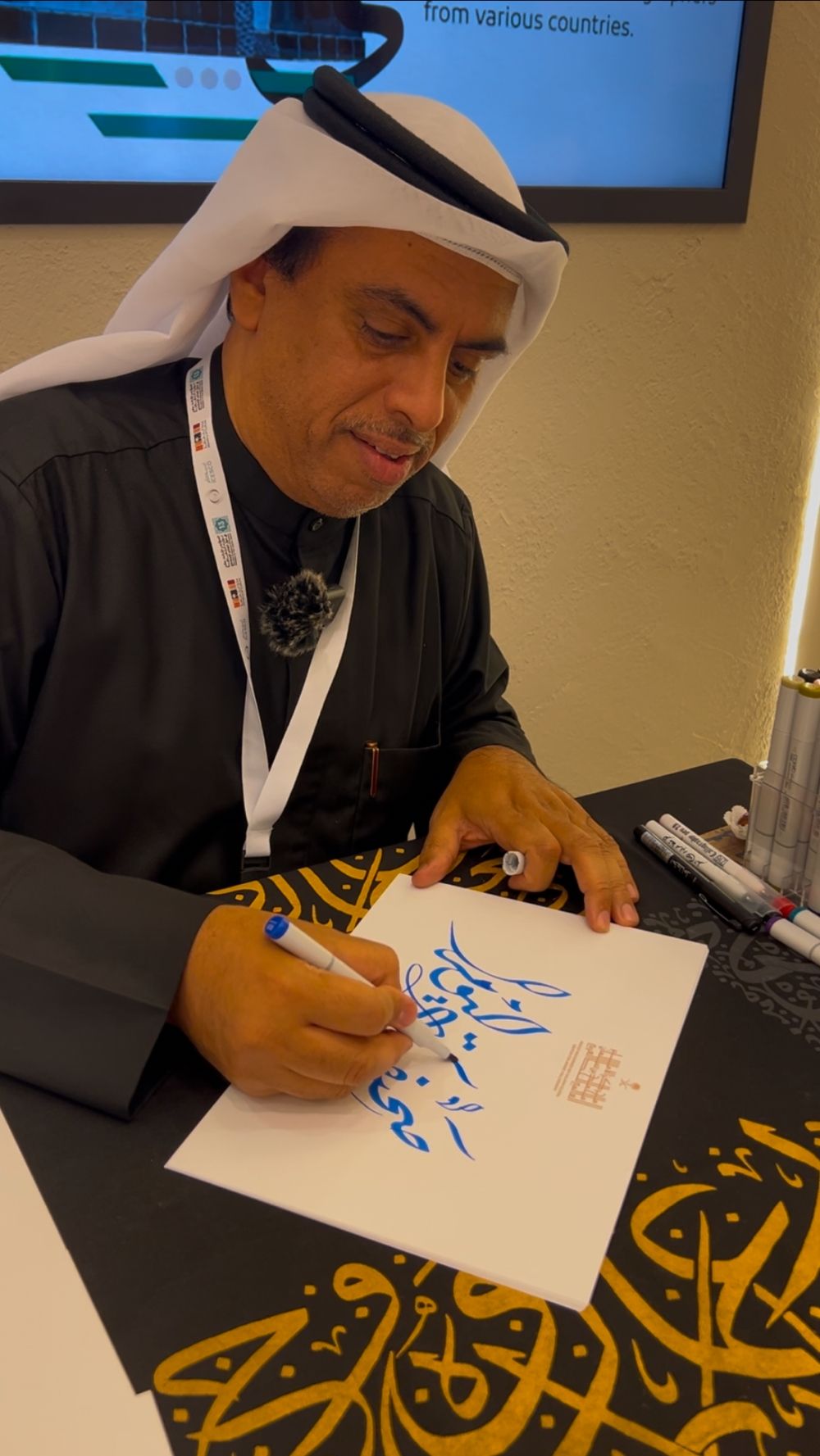 صور| "اليوم" تقف على قصة خطاط بدأ رحلته من الحرم المكي إلى العالمية