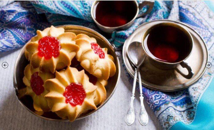 حلويات العيد 2025: اكتشفي كيفية تحضير البيتي فور بمقادير رائعة!