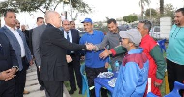 محافظ القاهرة يشارك فى حفل إفطار لعمال النظافة.. ويؤكد: يؤدون عملهم بإخلاص