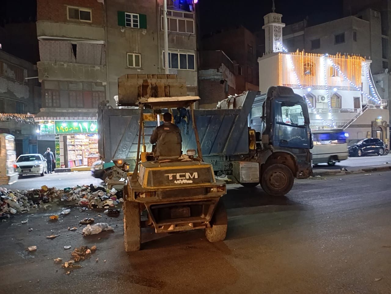 هيئة النظافة والتجميل بالجيزة تشن حملة نظافة مكبرة فى إمبابة.. صور