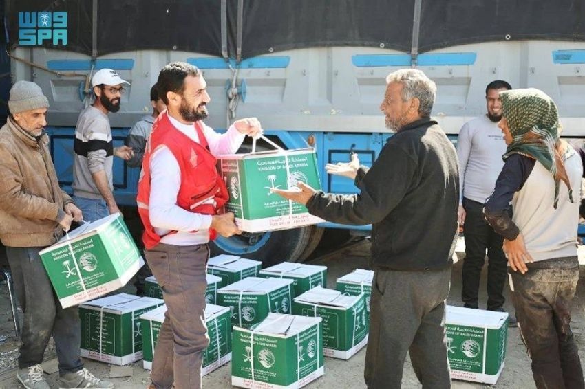 السعودية | “مركز الملك سلمان للإغاثة” يوزّع 115 سلة غذائية في مدينة الرقة السورية