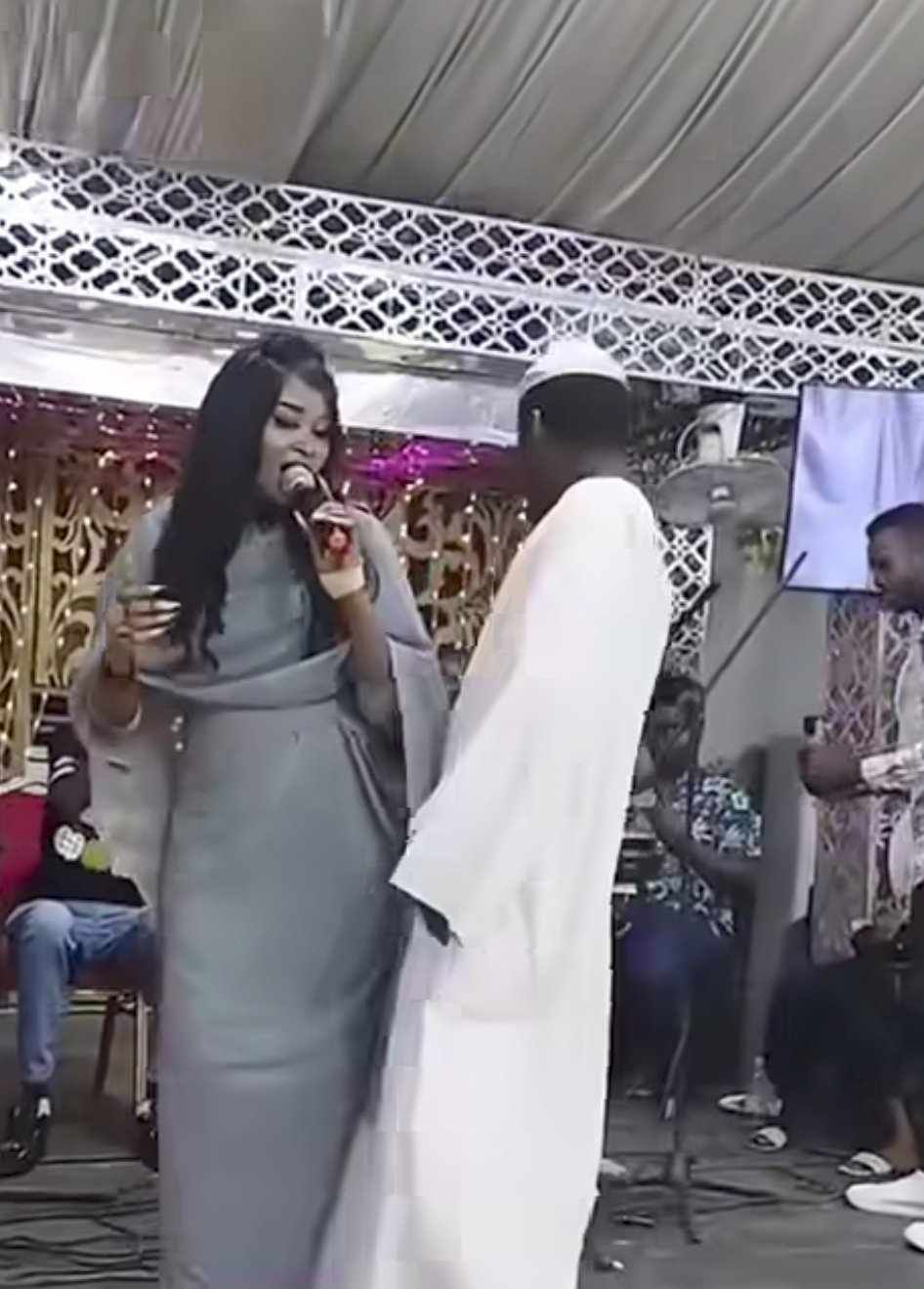 شاهد بالصورة والفيديو.. رجل سوداني يقتحم المسرح ويشارك مطربة الحفل الرقص المثير وساخرون: (عندك ظار ولا نفهم شنو وخسارة الجلابة والطاقية)