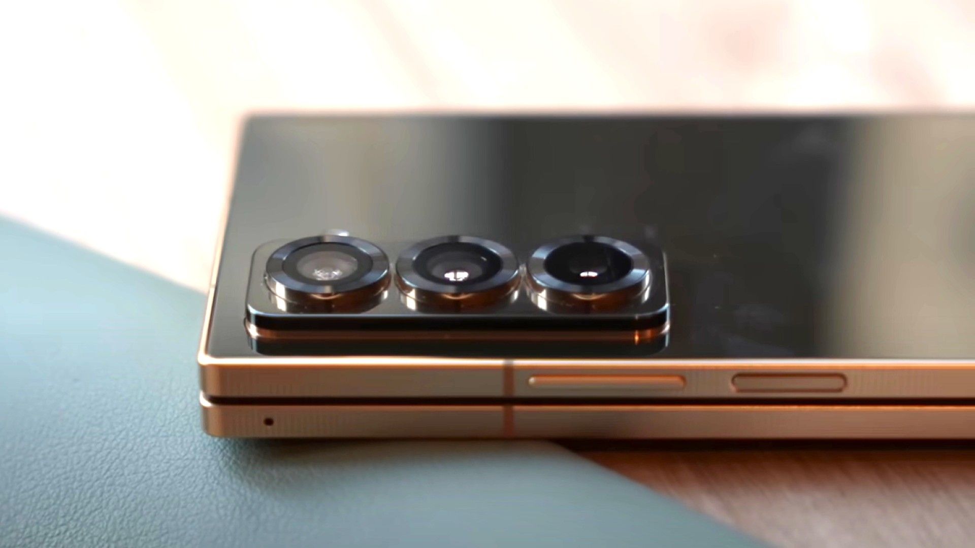 تكنولوجيا: هواتف Galaxy Z Flip7 وZ Fold7 لن تأتي بأي تحديث في قوة الشحن