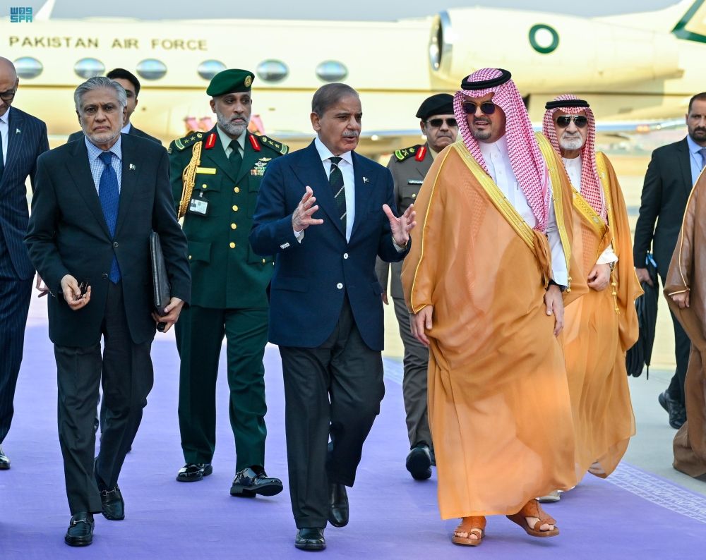 صور | رئيس الوزراء الباكستاني يصل إلى جدة