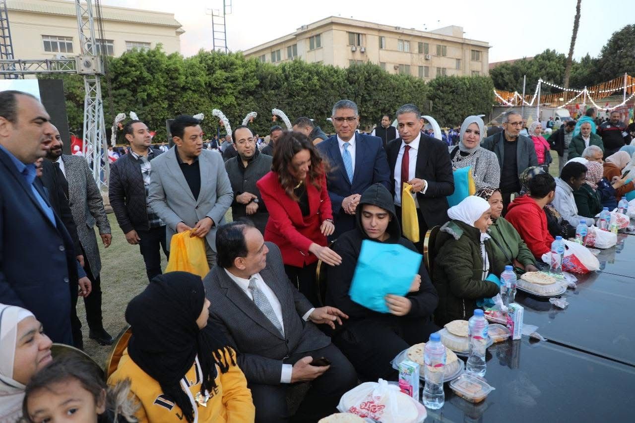 محافظ الجيزة يشهد حفل إفطار جماعى مع 4 آلاف طالب من ذوى الهمم والأيتام.. صور