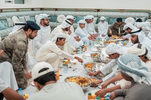 فريق المغاوير بمؤسسة «المباركة» رجال شرطة بني ياس والفلاح الإفطار الرمضاني