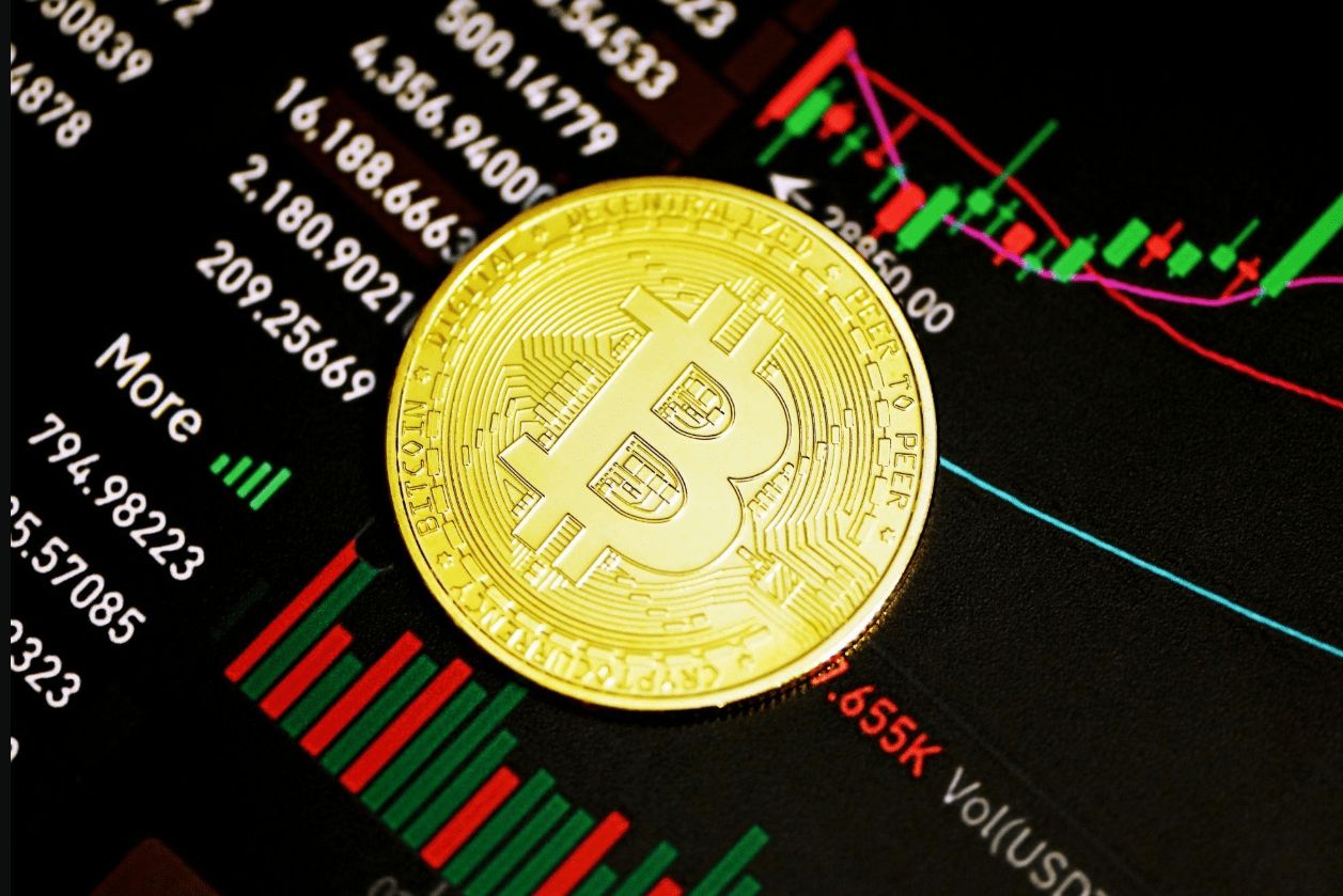 انخفاض العرض النشط من البيتكوين بنسبة 50% خلال 3 أشهر الأخيرة: هل هو مؤشر صعودي أم هبوطي؟