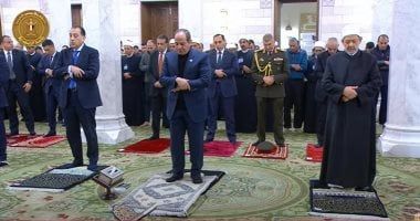 الرئيس السيسى يؤدى صلاة الفجر بمسجد السيدة نفيسة.. وشيخ الأزهر فى استقباله