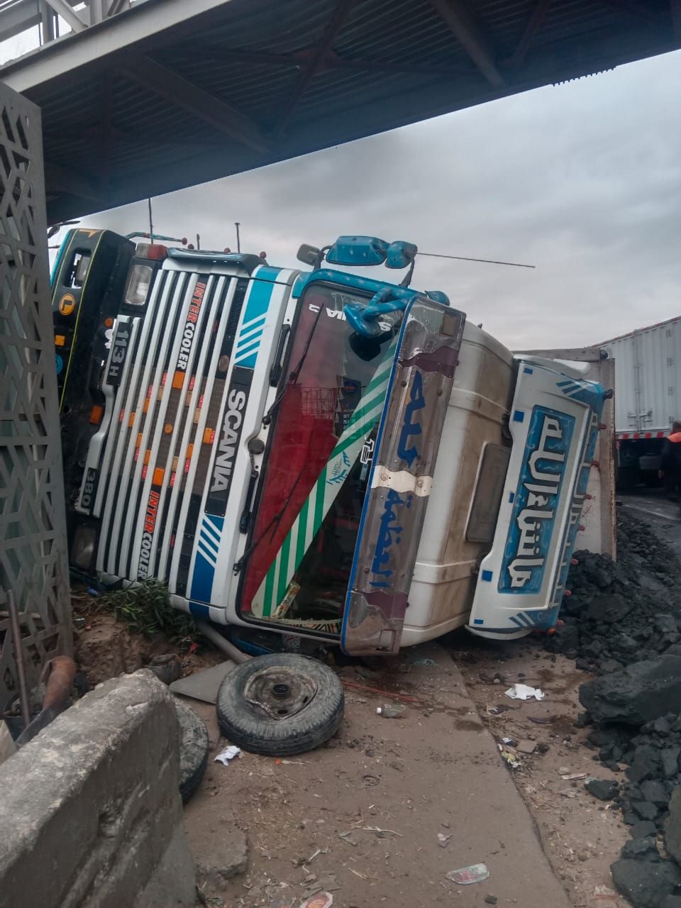 إعادة حركة المرور على طريق إسكندرية الزراعى بعد رفع تريلا انقلبت فى قليوب