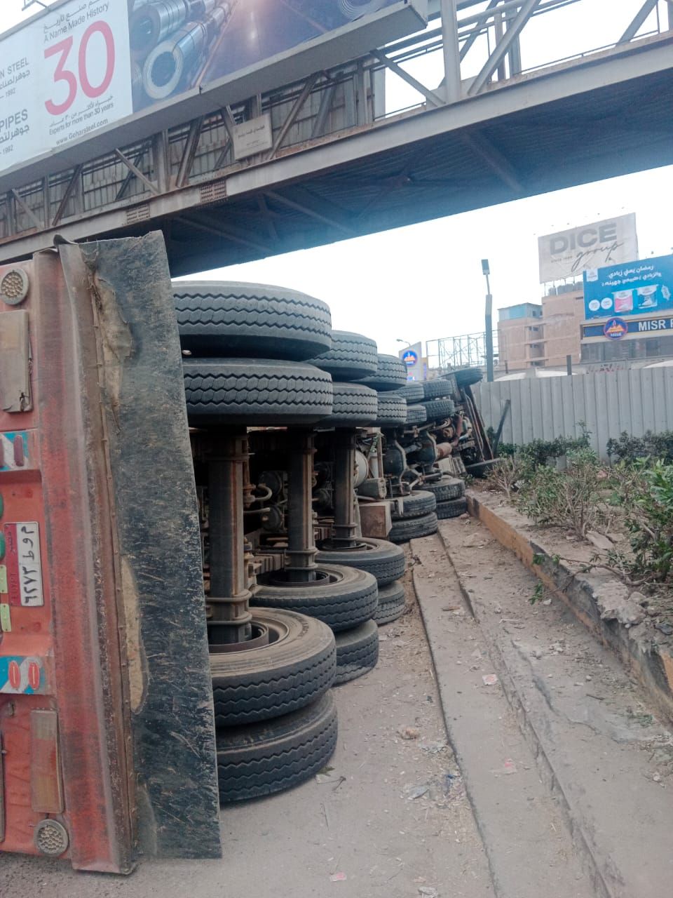 إعادة حركة المرور على طريق إسكندرية الزراعى بعد رفع تريلا انقلبت فى قليوب